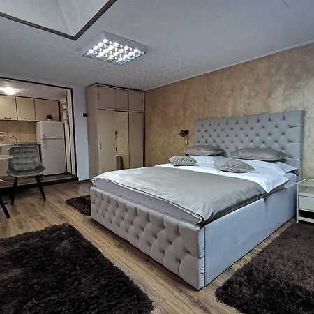 Shelby Accommodation -Adult Only- Sinaia Bagian luar foto
