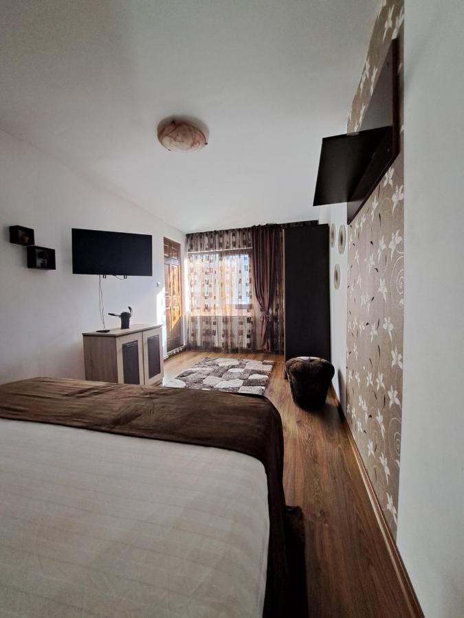 Shelby Accommodation -Adult Only- Sinaia Bagian luar foto
