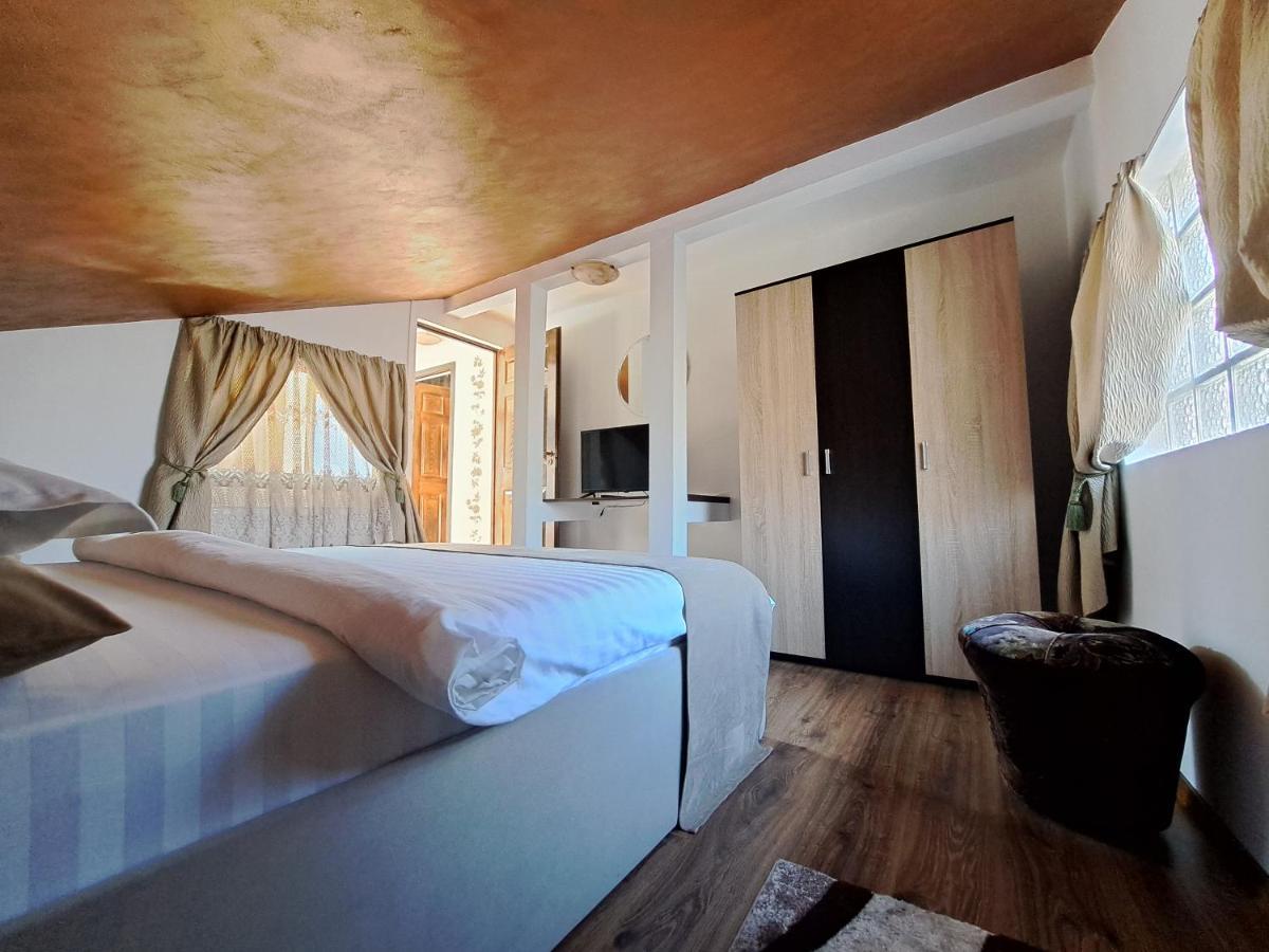 Shelby Accommodation -Adult Only- Sinaia Bagian luar foto