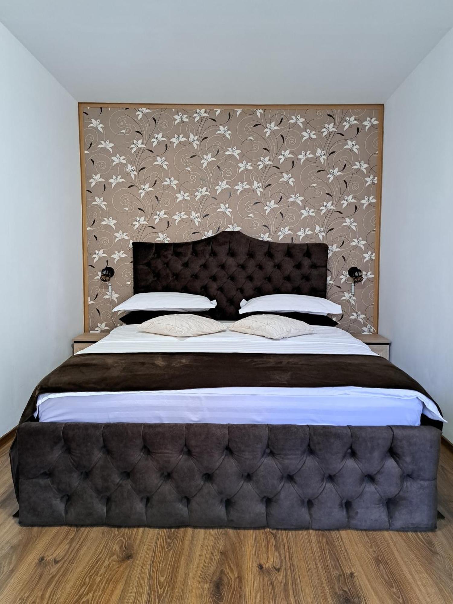 Shelby Accommodation -Adult Only- Sinaia Bagian luar foto