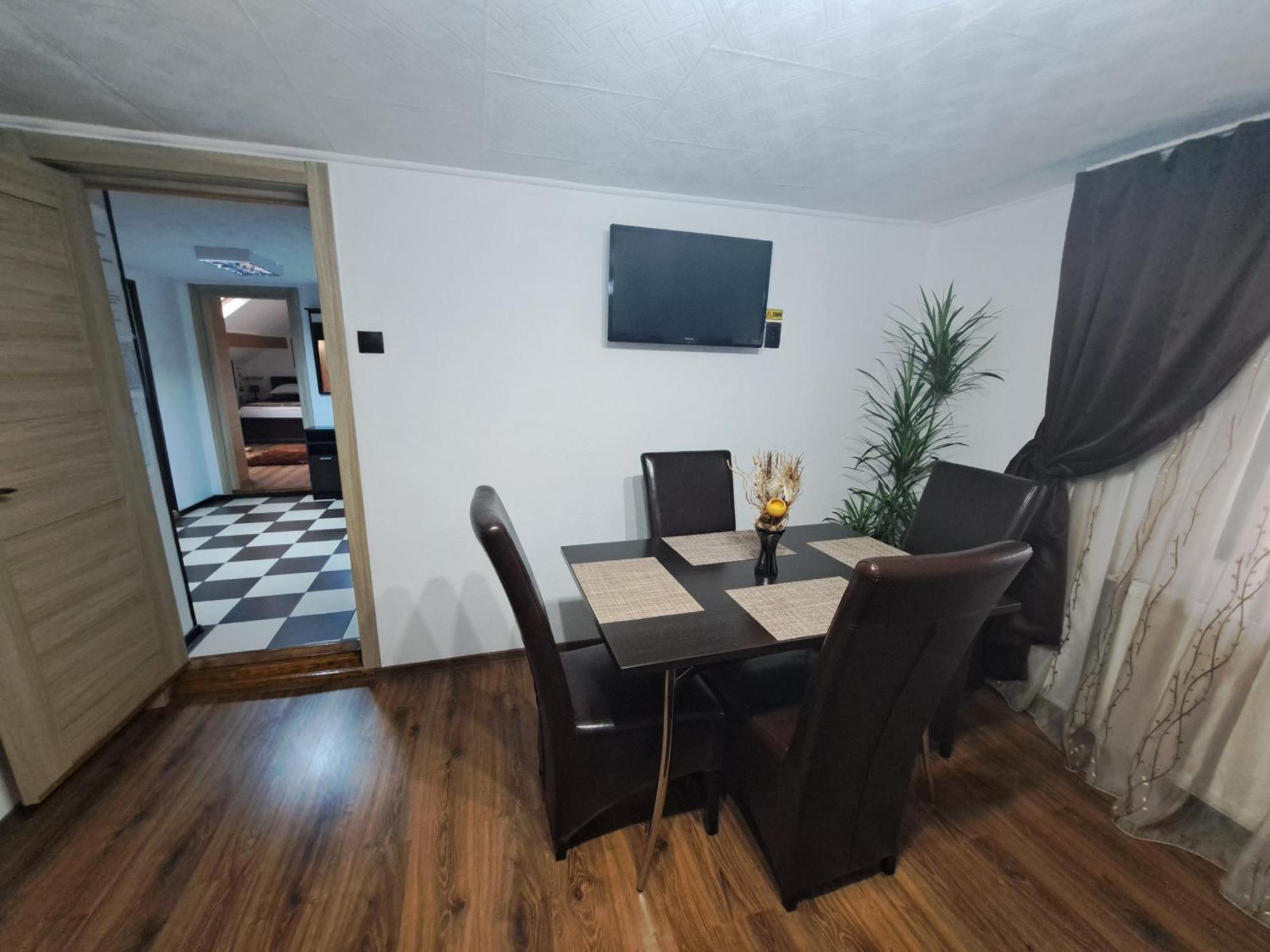 Shelby Accommodation -Adult Only- Sinaia Bagian luar foto
